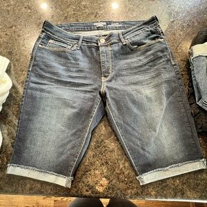 Levi burmuda modern skinny short. Never worn. Size 16